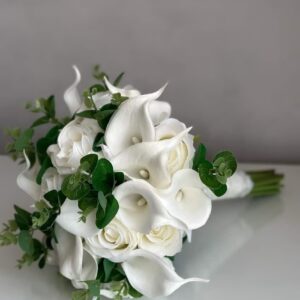 A bouquet of roses and calla