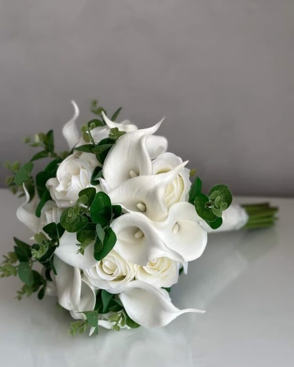 A bouquet of roses and calla