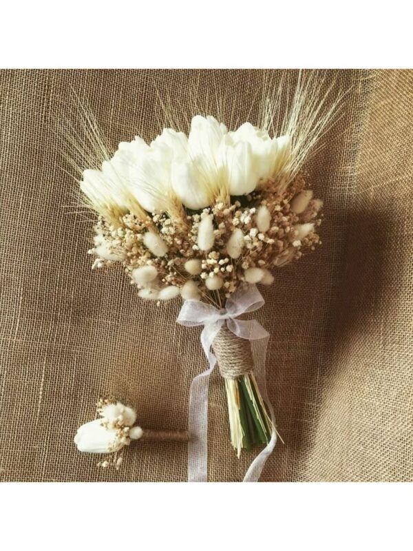 Bouquet of tulips, dried gypsophila and snapels